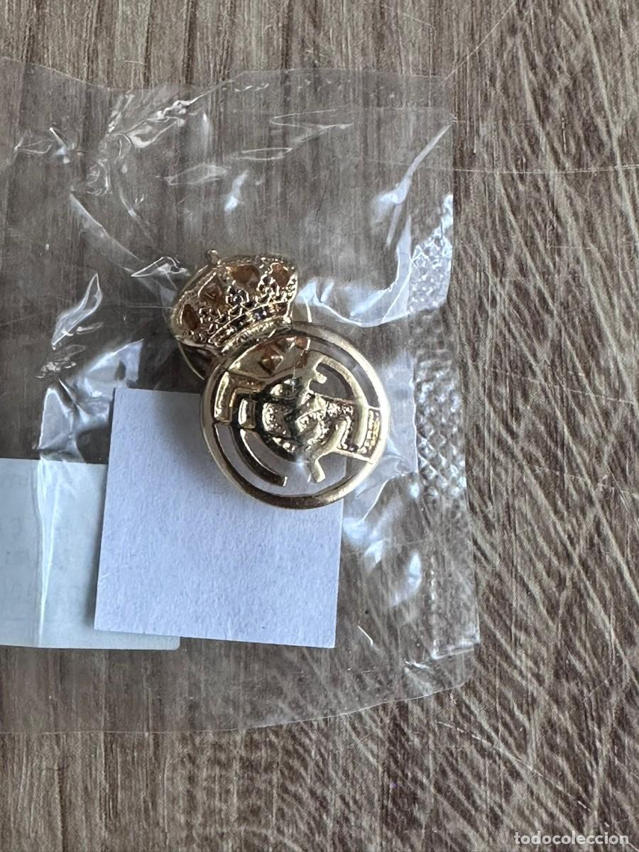 Coleccionismo deportivo: Pin oro Real Madrid edici&oacute;n Marca - Foto 1
