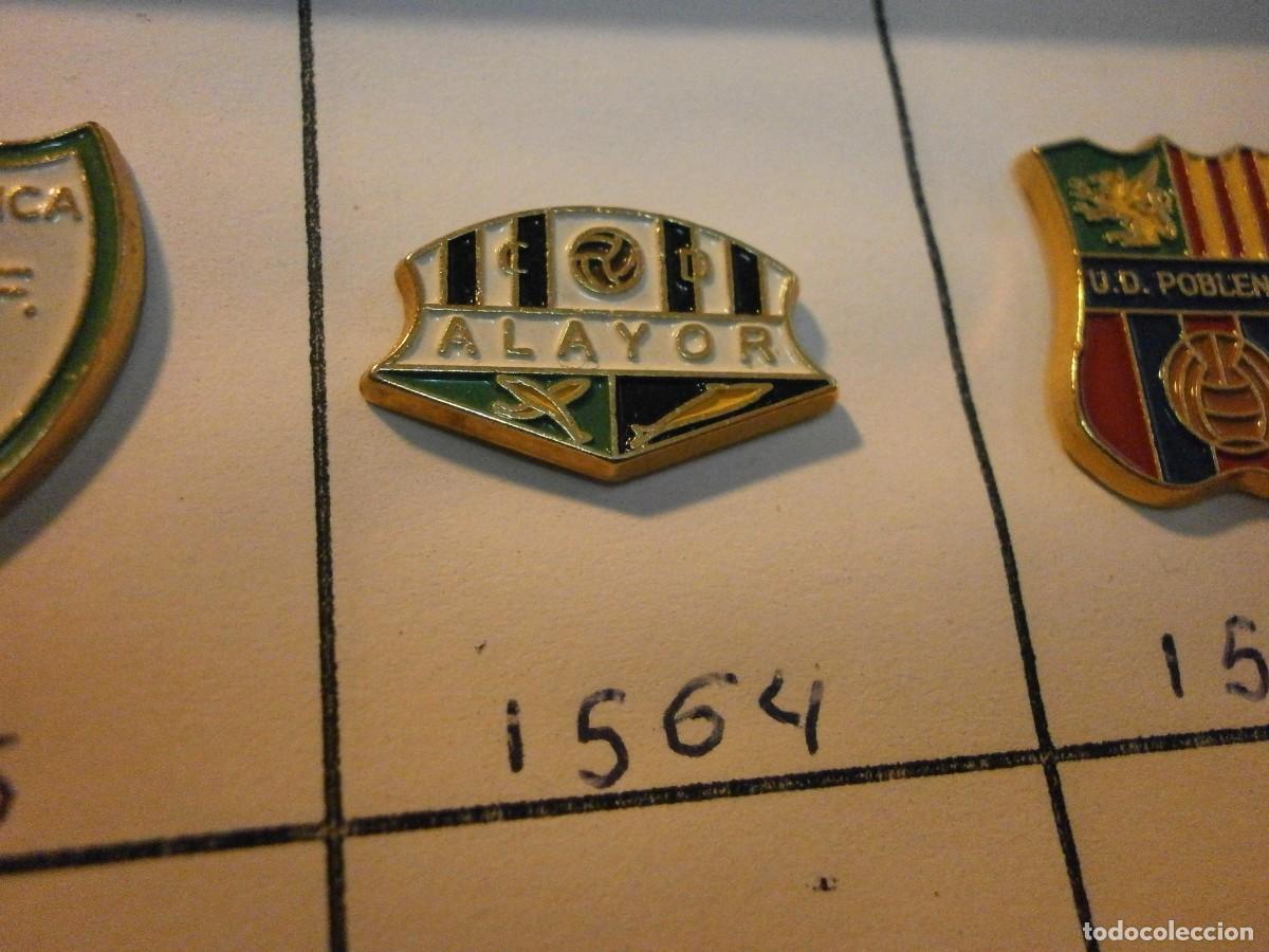 Collectionnisme sportif: pin equipo de futbol alayor 1564