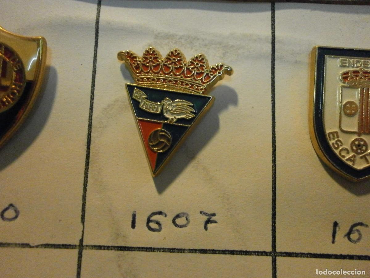 Collectionnisme sportif: pin equipo de futbol zuera 1607