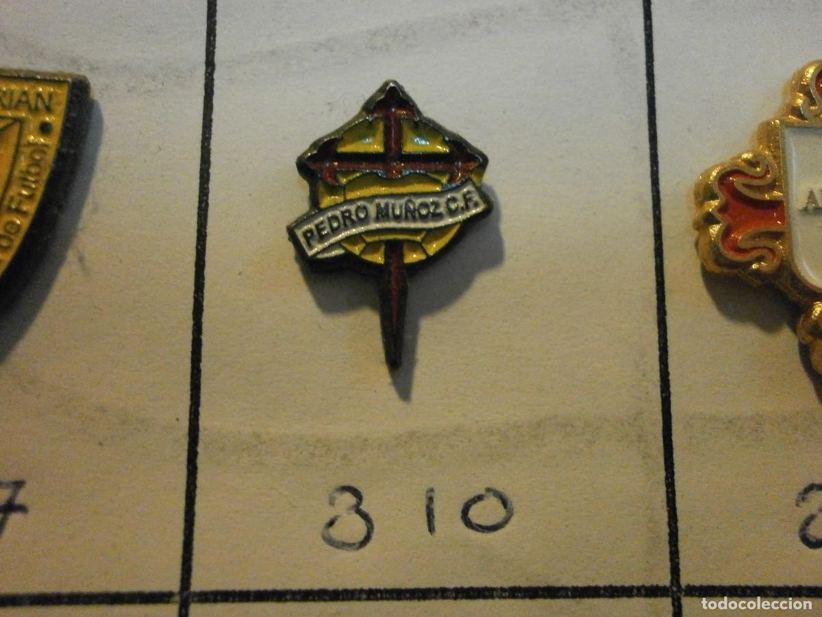Collectionnisme sportif: pin equipo de futbol pedro mu&ntilde;oz 310