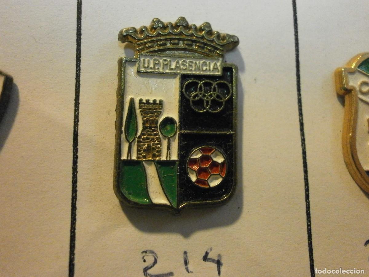 Collectionnisme sportif: pin equipo de futbol plasencia 214
