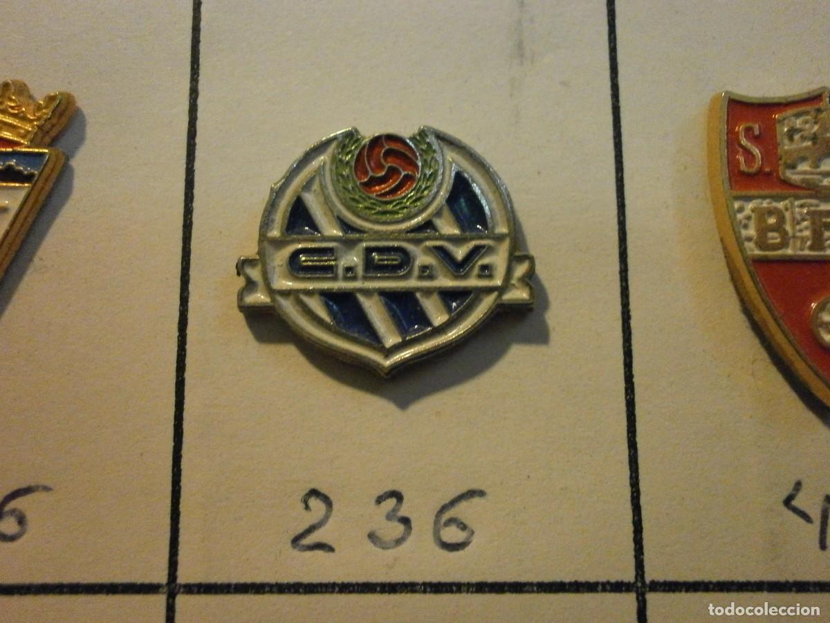 Sammelleidenschaft Sport: pin equipo de futbol c.d.v 236