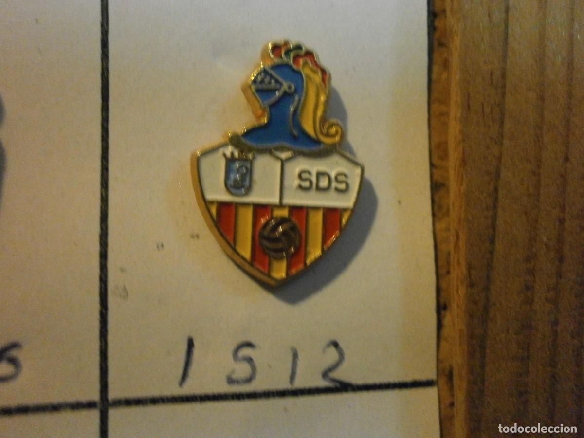 Sports collectibles: pin equipo de futbol sds 1512