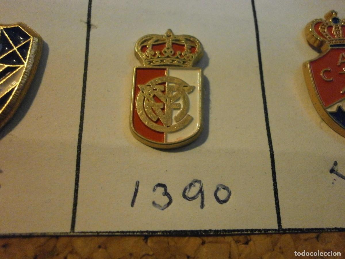 Sports collectibles: pin equipo de futbol 1390