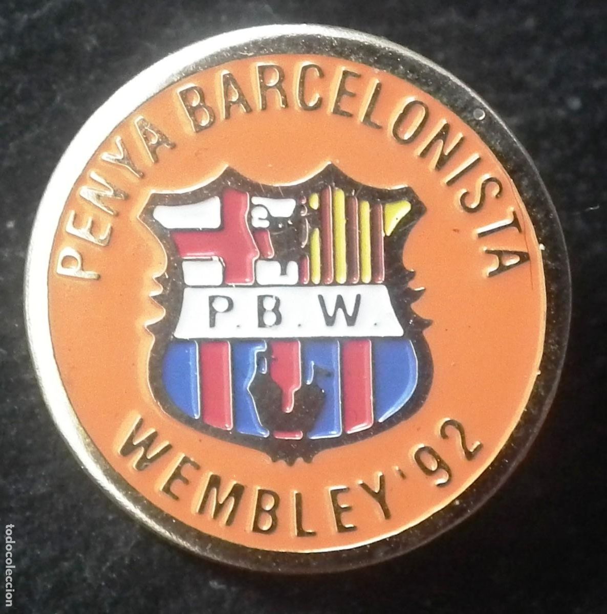 Coleccionismo deportivo: PIN PENYA BARCELONISTA WEMBLEY &rdquo;92&rdquo; COLOR NARANJA