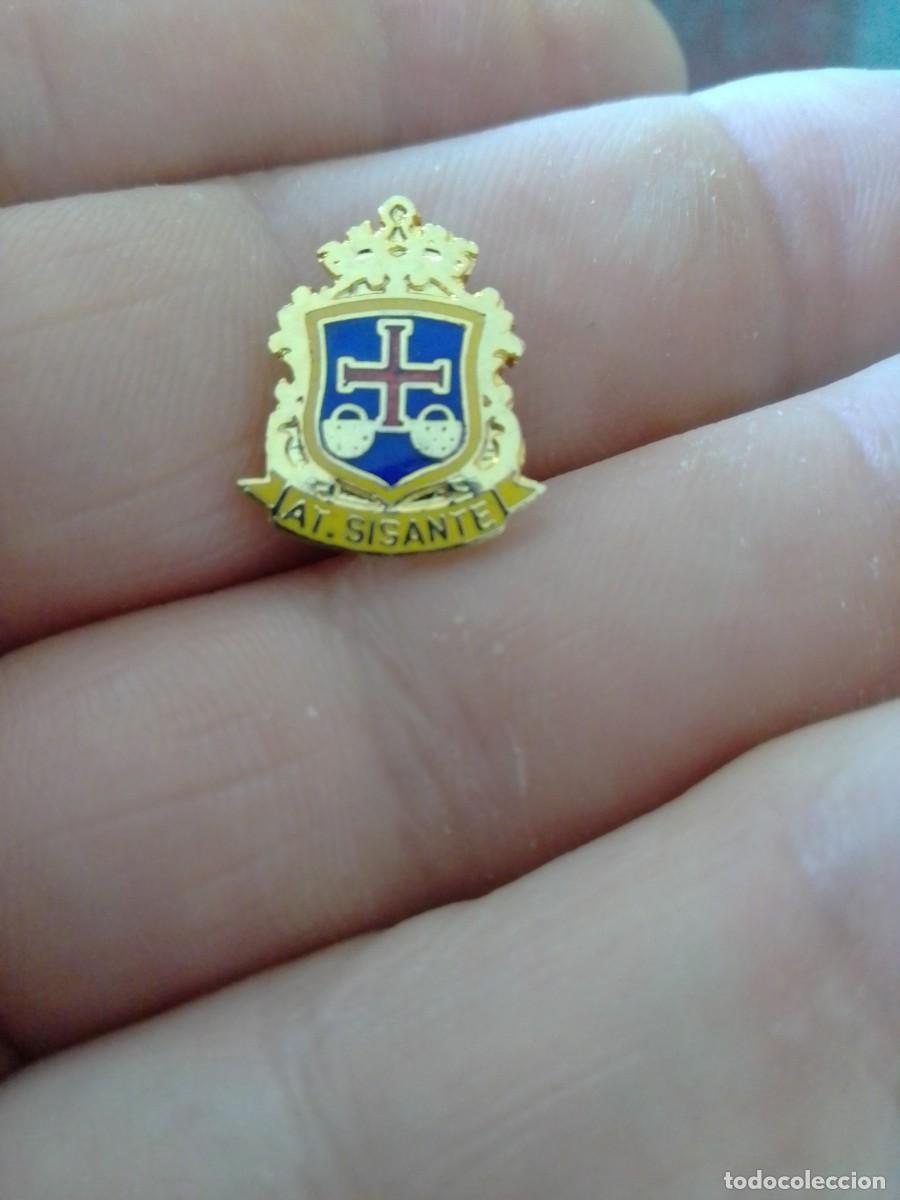 Collezionismo sportivo: INSIGNIA PINS FUTBOL ATLETICO SISANTE CUENCA CASTILLA LA MANCHA