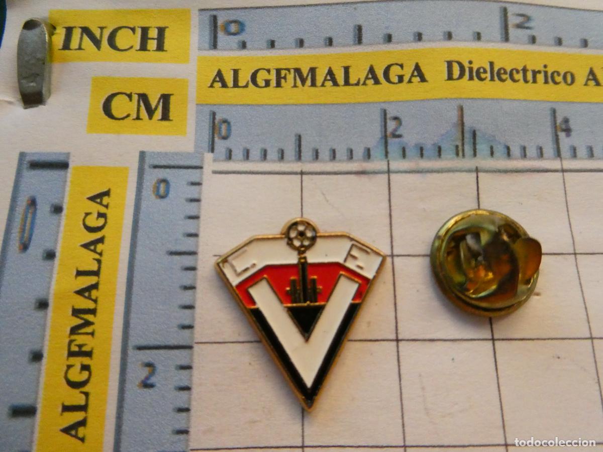 Collezionismo sportivo: PIN DE DEPORTES. F&Uacute;TBOL. C.F. Velarde de Camargo(Cantabria). ESCUDO EQUIPO