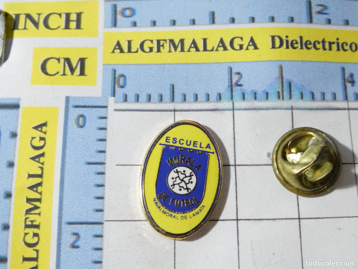 Collezionismo sportivo: PIN DE DEPORTES. F&Uacute;TBOL. ESCUELA MORALA NAVALMORAL DE LA MATA C&Aacute;CERES. ESCUDO EQUIPO