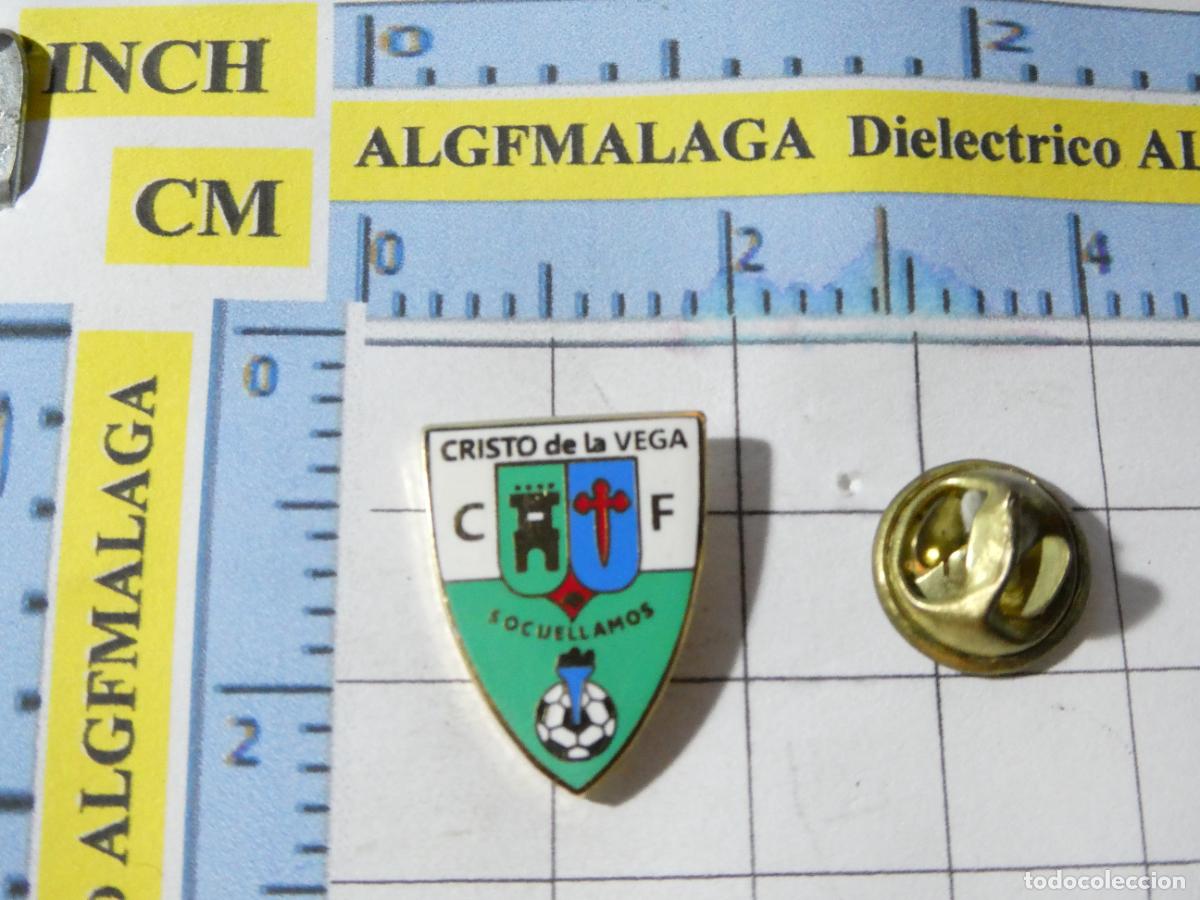 Collezionismo sportivo: PIN DE DEPORTES. F&Uacute;TBOL. CRISTO DE LA VEGA SOCUELLAMOS MADRD. ESCUDO EQUIPO