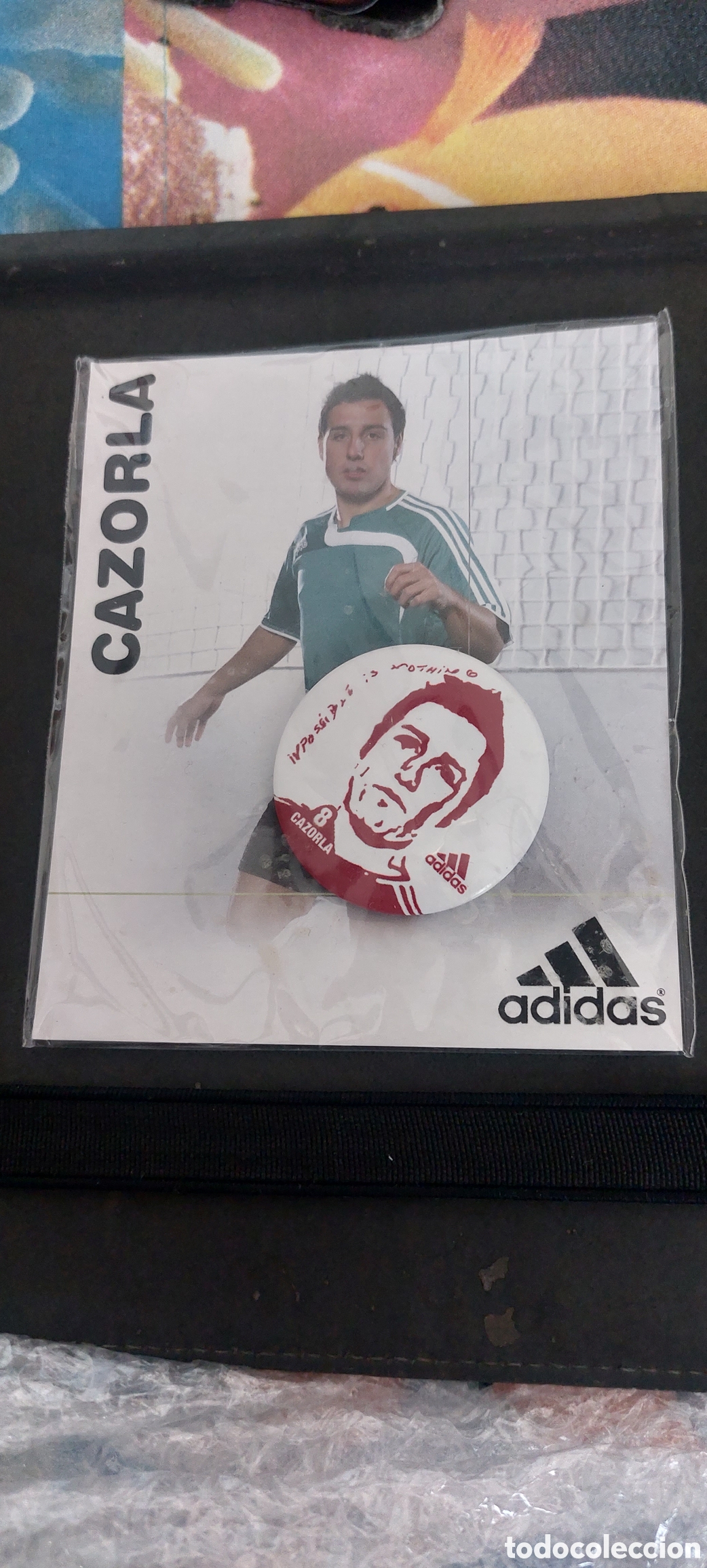 Coleccionismo deportivo: Chapa cazorla adidas