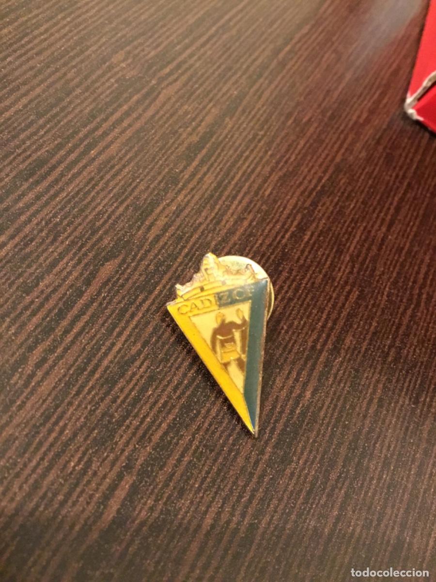 Sammelleidenschaft Sport: Pin de futbol del C&aacute;diz CF esmaltado vidriado