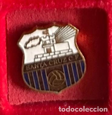 Colecionismo desportivo: Pin de futbol del Club Cf Santa Cruz - Oleiros - Coru&ntilde;a
