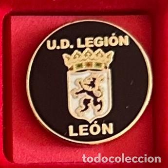 Coleccionismo deportivo: Pin de Futbol del Club UD Legion Leon