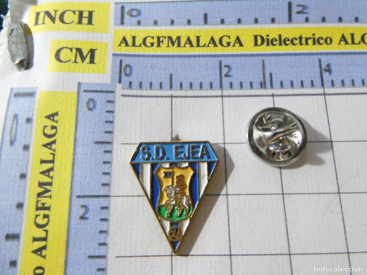 Collezionismo sportivo: PIN DE DEPORTES. F&Uacute;TBOL. SD EJEA DE LOS CABALLEROS ZARAGOZA. ESCUDO EQUIPO