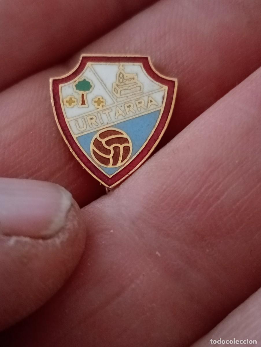 Coleccionismo deportivo: Insignia pins de f&uacute;tbol Uritarra tono esmaltado