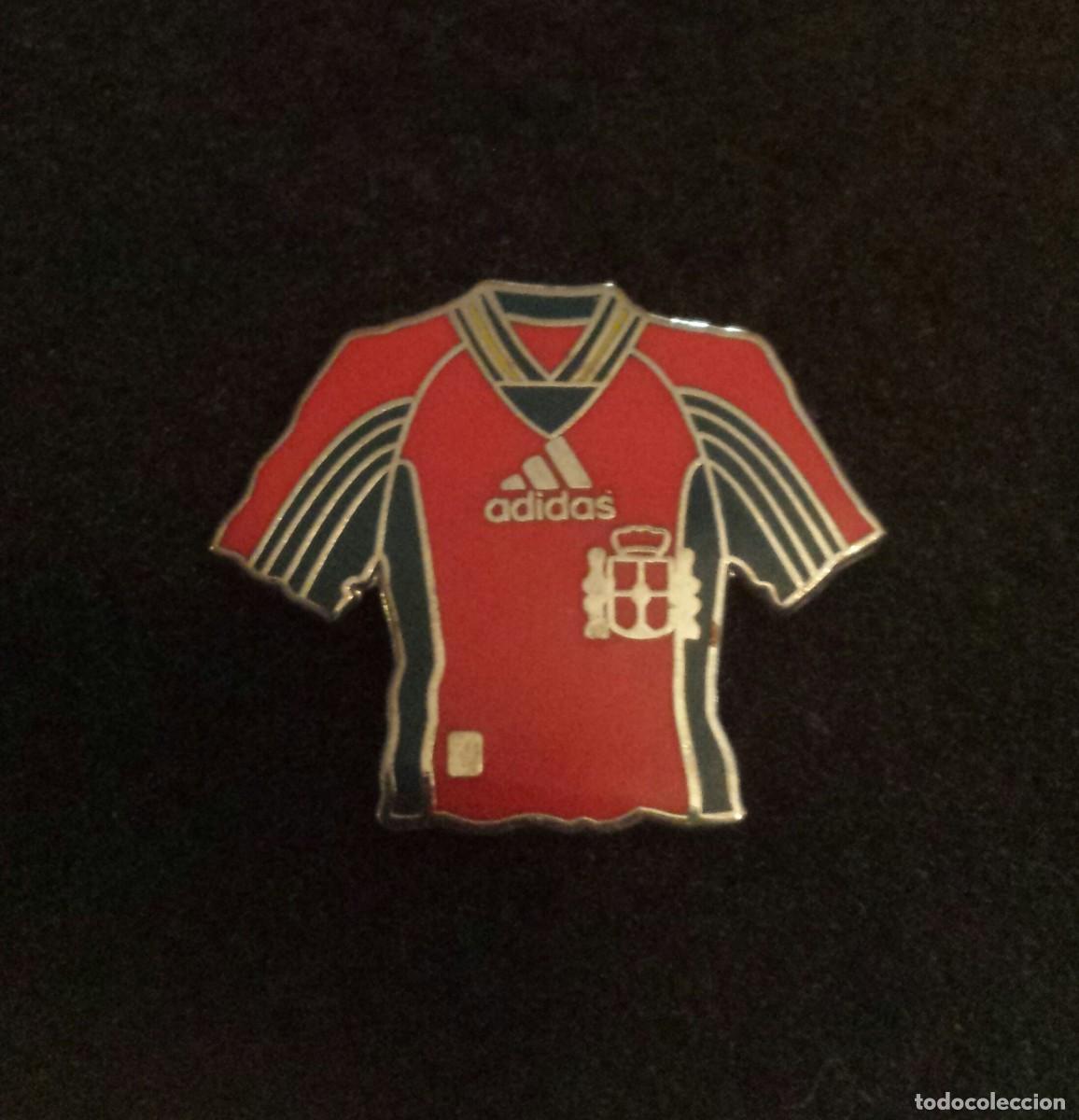 Collectionnisme sportif: ANTIGUO PIN CAMISETA ADIDAS SELECCION ESPA&Ntilde;OLA DE FUTBOL (DISE&Ntilde;ADO POR ARTHUS BERTRAND)