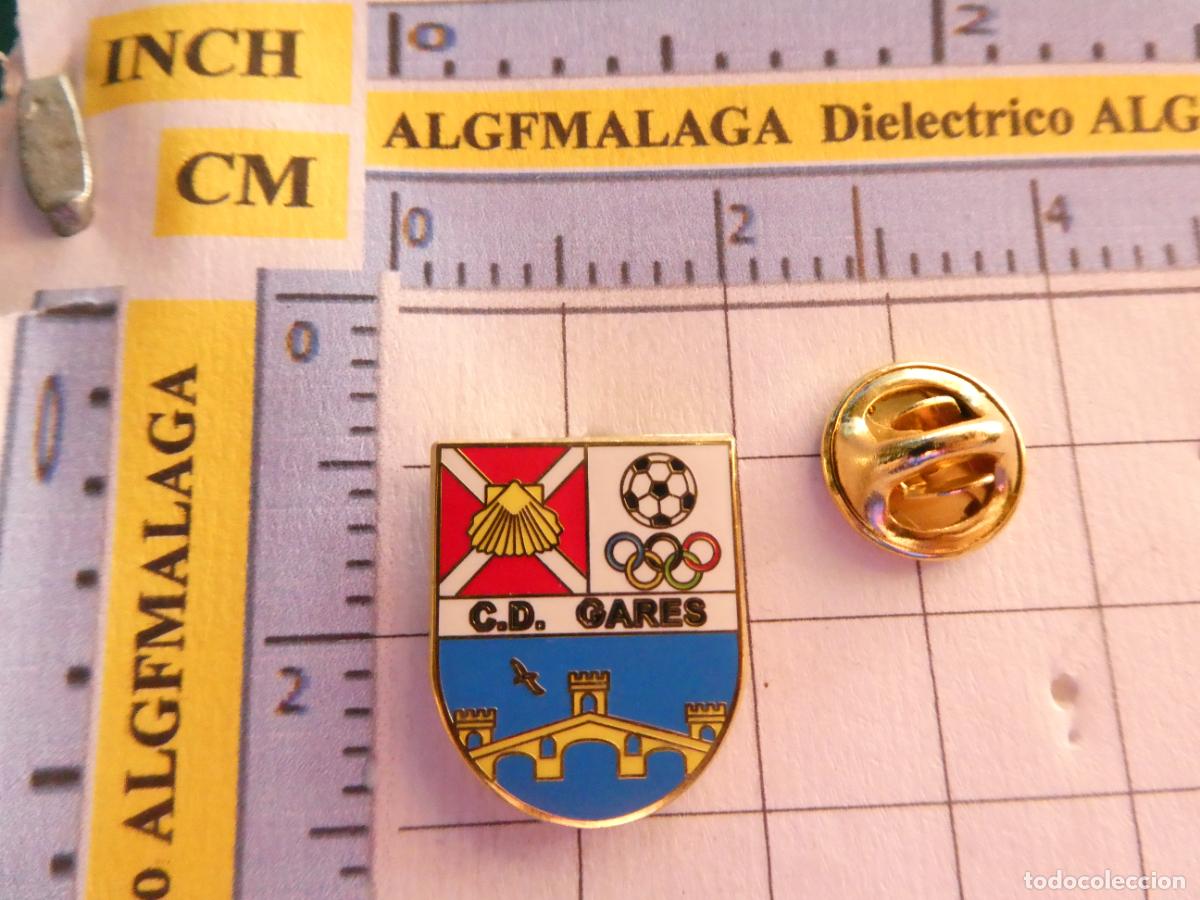Sammelleidenschaft Sport: PIN DE DEPORTES. F&Uacute;TBOL. CD GARES PUENTE DE LA REINA NAVARRA. ESCUDO DEL EQUIPO
