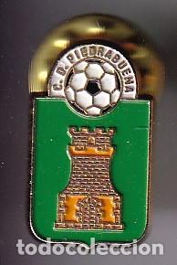 Coleccionismo deportivo: PIN DEL EQUIPO DE FUTBOL LOS PIEDRABUENA (FOOTBALL)