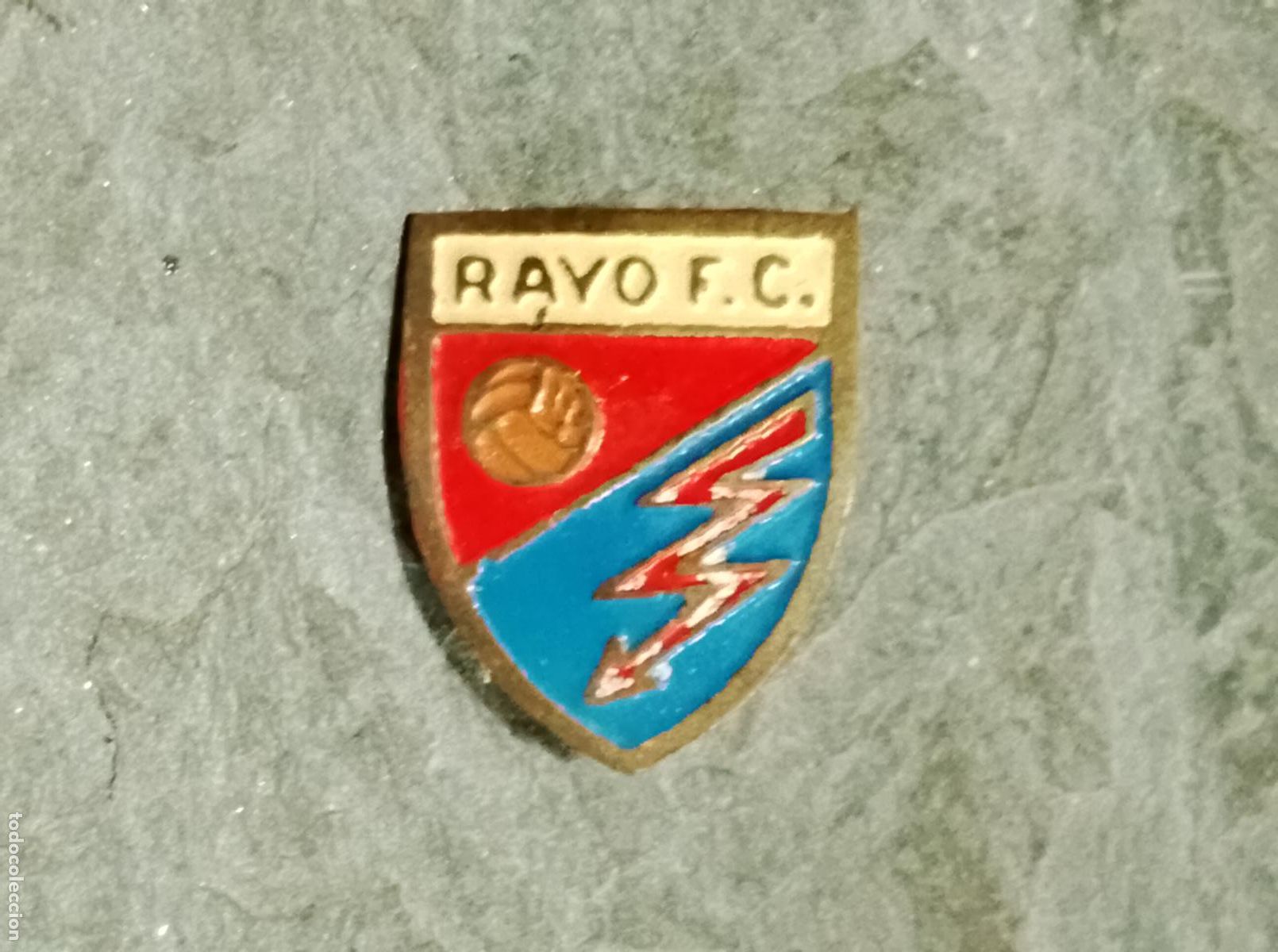 Collezionismo sportivo: Pin antiguo escudo equipo rayo futbol club(insignia de imperdible muy dif&iacute;cil )