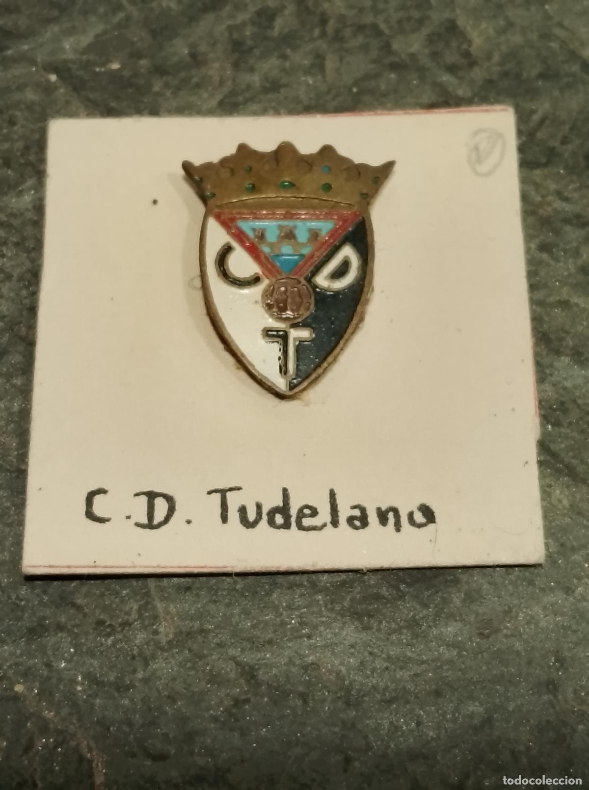 Collezionismo sportivo: Pin antiguo escudo equipo futbol club deportivo Tudelano insignia antigua capada pegada sobre carton