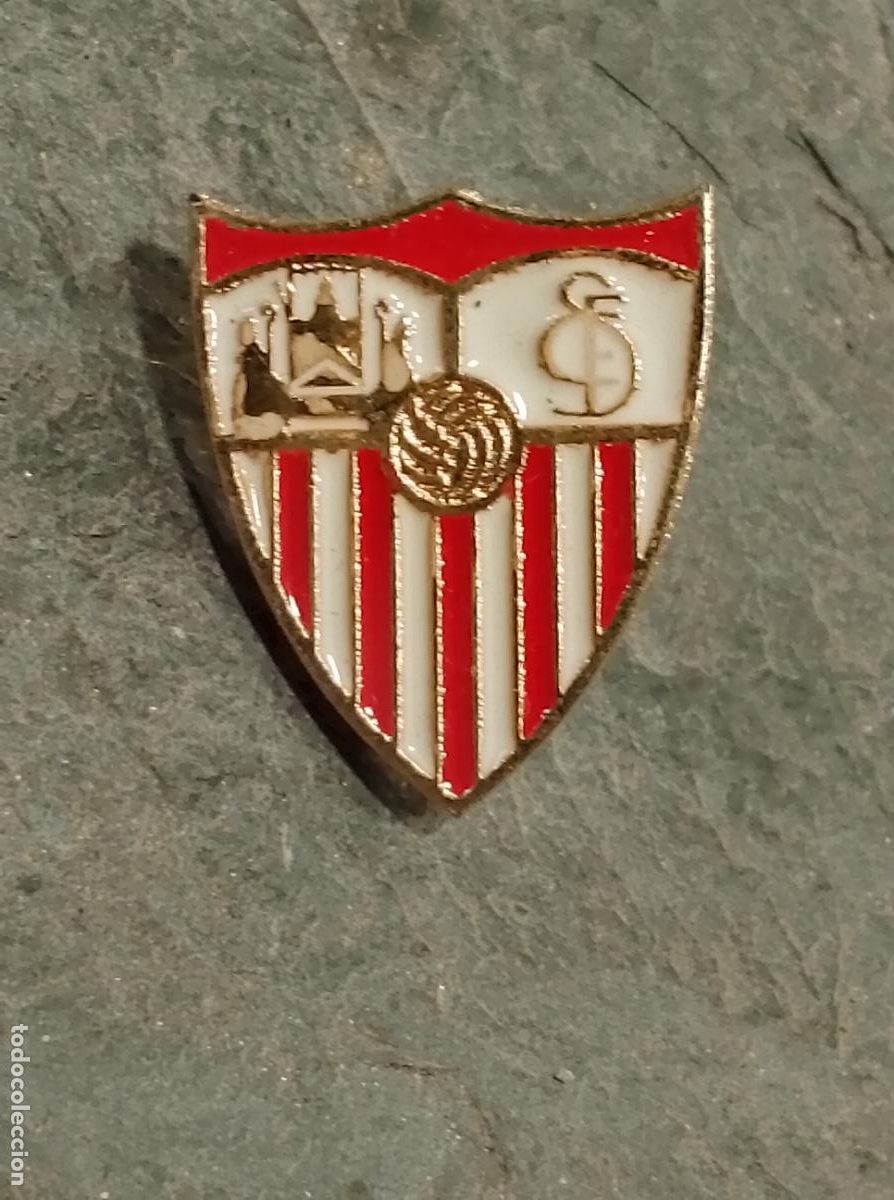 Collectionnisme sportif: Pin escudo equipo espa&ntilde;ol Sevilla club futbol