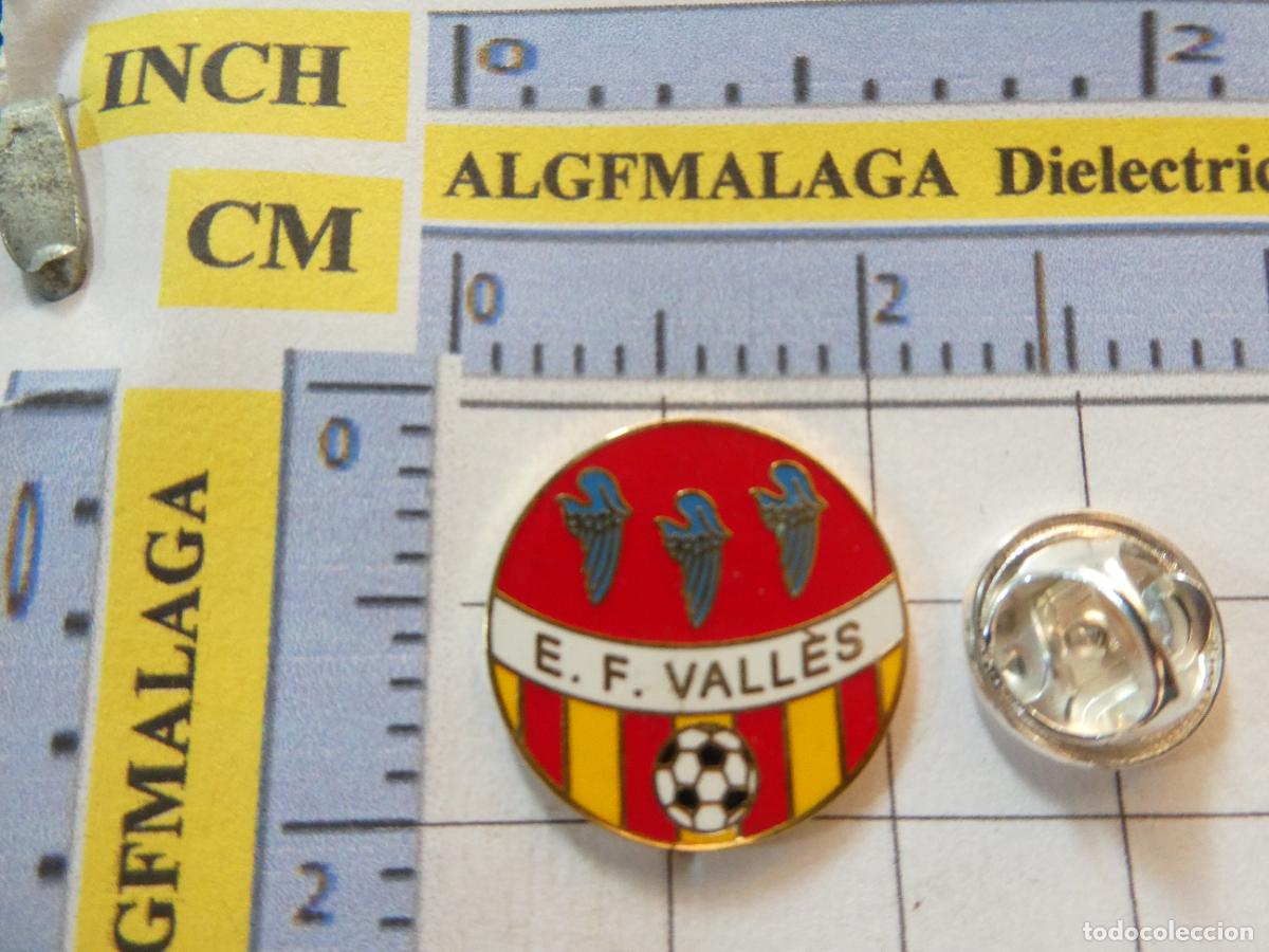 Sports collectibles: PIN DE F&Uacute;TBOL. EF VALL&Eacute;S ESCUELA F&Uacute;TBOL BARCELONA. ESCUDO EQUIPO
