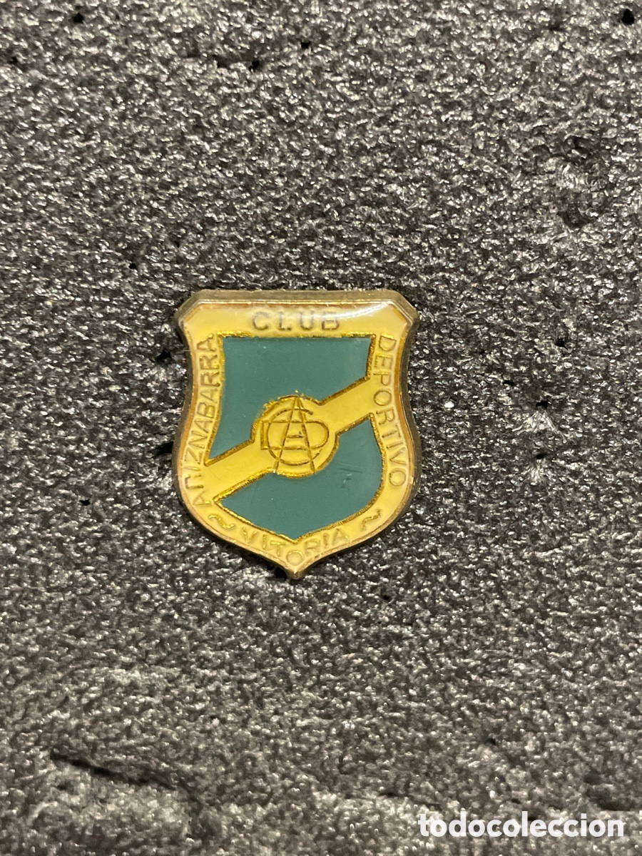 Sammelleidenschaft Sport: Pin 14 C.D. ARIZNAVARRA - Vitoria (Alava)