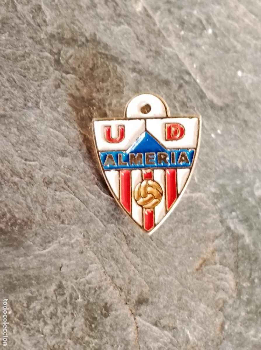 Collectionnisme sportif: Pin escudo equipo futbol uni&oacute;n deportiva almeria(insignia club espa&ntilde;ol federaci&oacute;n andaluza