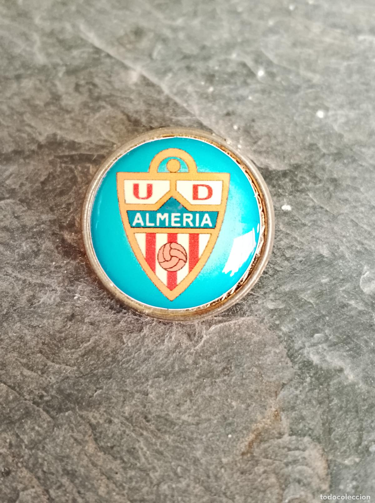 Collectionnisme sportif: Pin escudo equipo futbol uni&oacute;n deportiva almeria(insignia club espa&ntilde;ol federaci&oacute;n andaluza