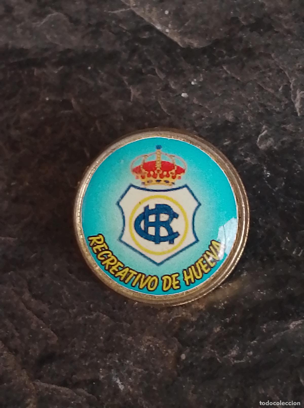 Collectionnisme sportif: Pin escudo equipo futbol recreativo de Huelva (insignia club espa&ntilde;ol federaci&oacute;n andaluza