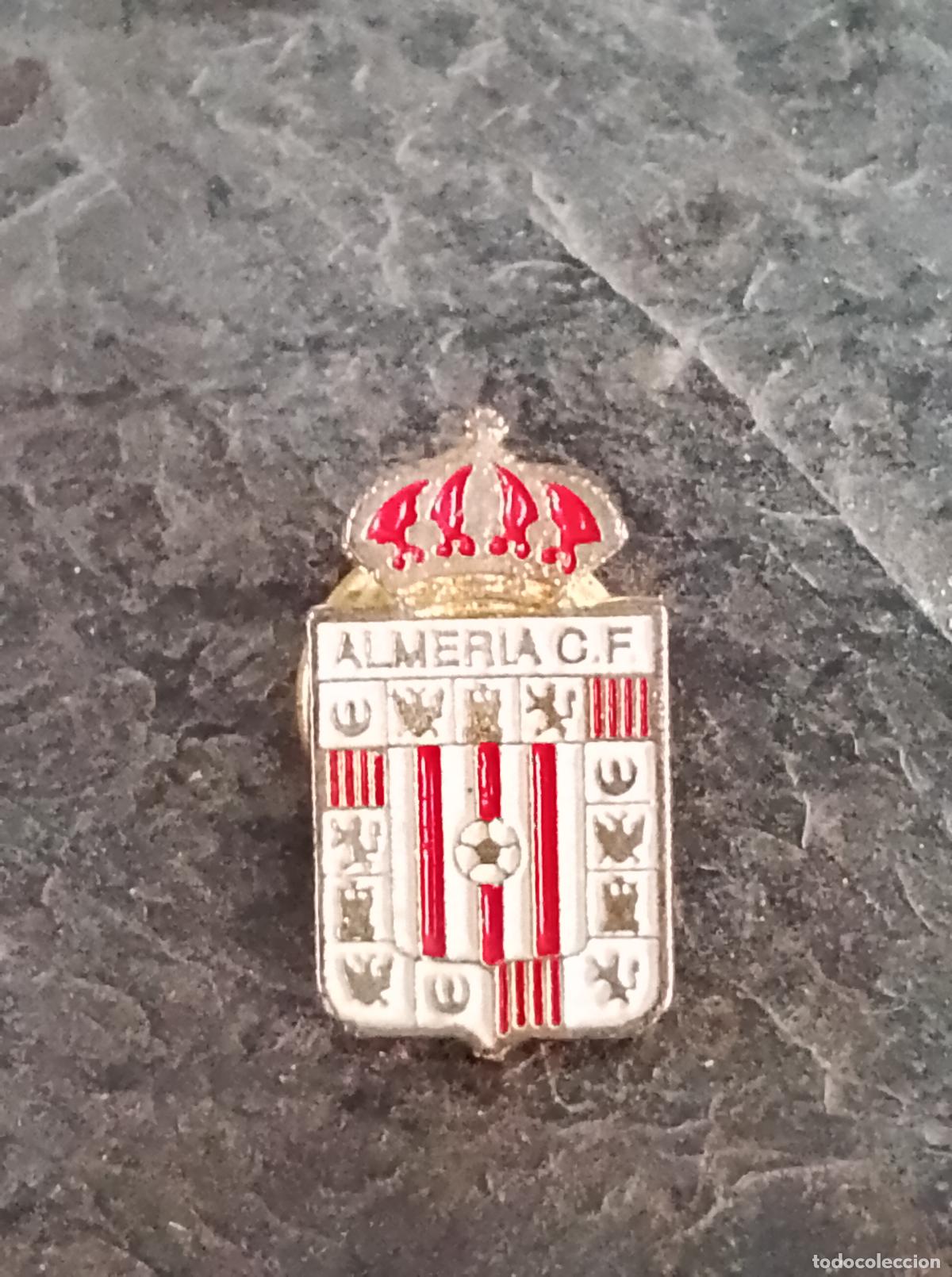 Collezionismo sportivo: Pin escudo equipo almeria club futbol (insignia club espa&ntilde;ol federaci&oacute;n andaluza