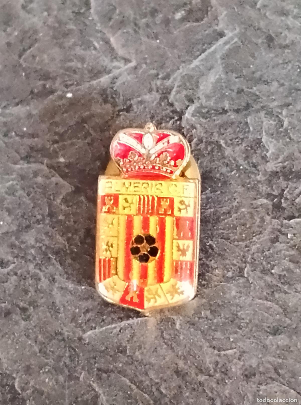 Collezionismo sportivo: Pin escudo equipo almeria club futbol (insignia club espa&ntilde;ol federaci&oacute;n andaluza