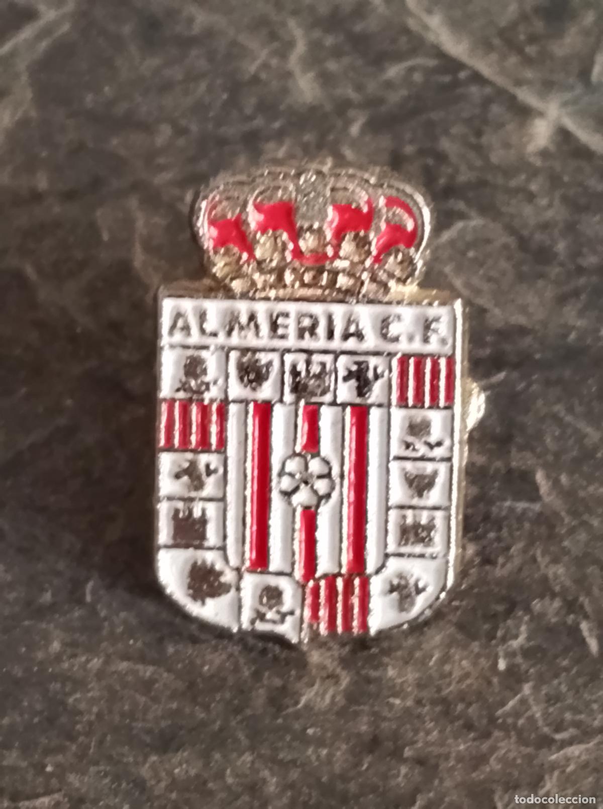 Collezionismo sportivo: Pin escudo equipo almeria club futbol (insignia club espa&ntilde;ol federaci&oacute;n andaluza