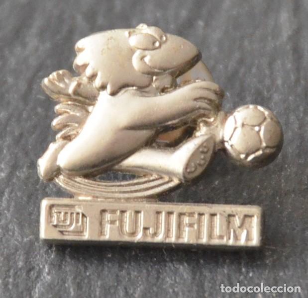 Collezionismo sportivo: PIN FOOTIX MASCOTA WORLD CUP FRANCE 98 MUNDIAL F&Uacute;TBOL FRANCIA 1998 PUBLICIDAD FUJI FUJIFILM PLATEADO
