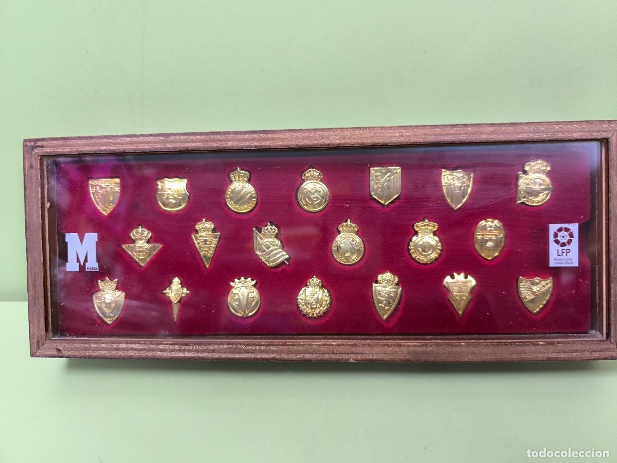 Collectionnisme sportif: 20 PINS ESCUDOS EQUIPOS FUTBOL - MARCA - LFP - DORADOS - CAJA COMPLETA