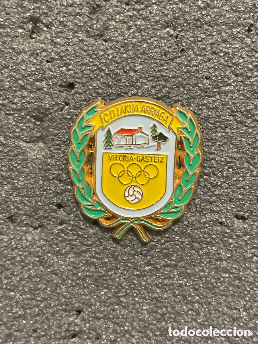 Collectionnisme sportif: Pin 71 C.D. LAKUA ARRIAGA - Vitoria (Alava)