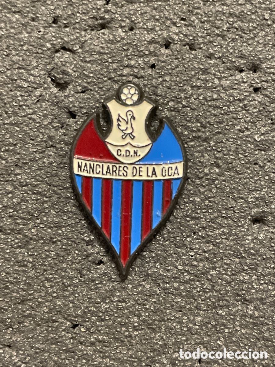 Collectionnisme sportif: Pin 77 C.D. NANCLARES - Nanclares de la Oca (Alava)
