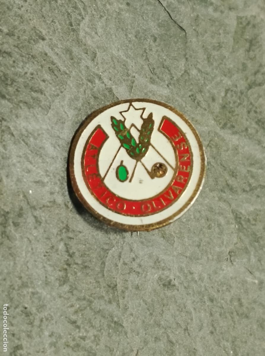 Collectionnisme sportif: Pin escudo equipo futbol club atl&eacute;tico olivarense insignia imperdible esmaltada federaci&oacute;n andaluza