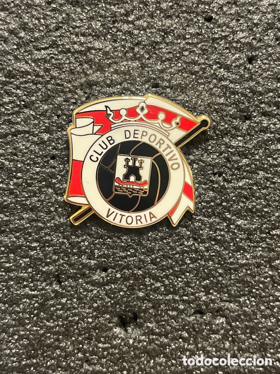 Collectionnisme sportif: Pin 112 C.D. VITORIA- Vitoria (Alava)