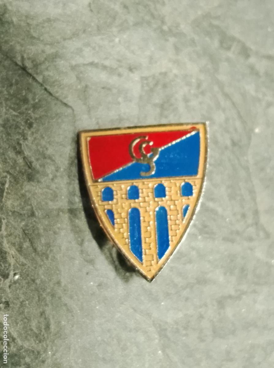 Collectionnisme sportif: Pin escudo equipo futbol club gimn&aacute;stico segoviana insignia imperdible esmaltada club segovia espa&ntilde;a