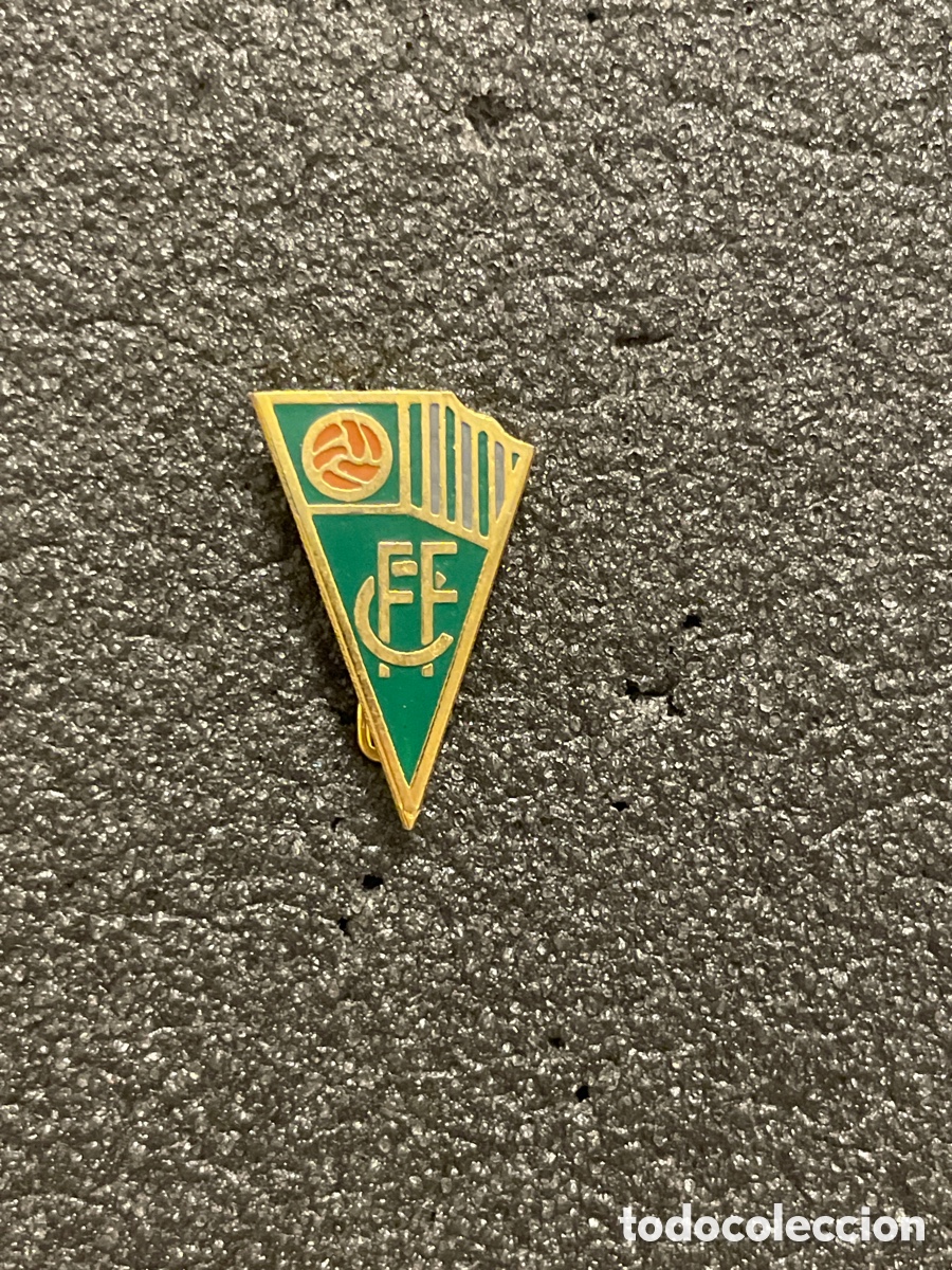 Collectionnisme sportif: Pin 22 C.F. FUENTERRAVIA - Fuenterravia (Guip&uacute;zcoa)