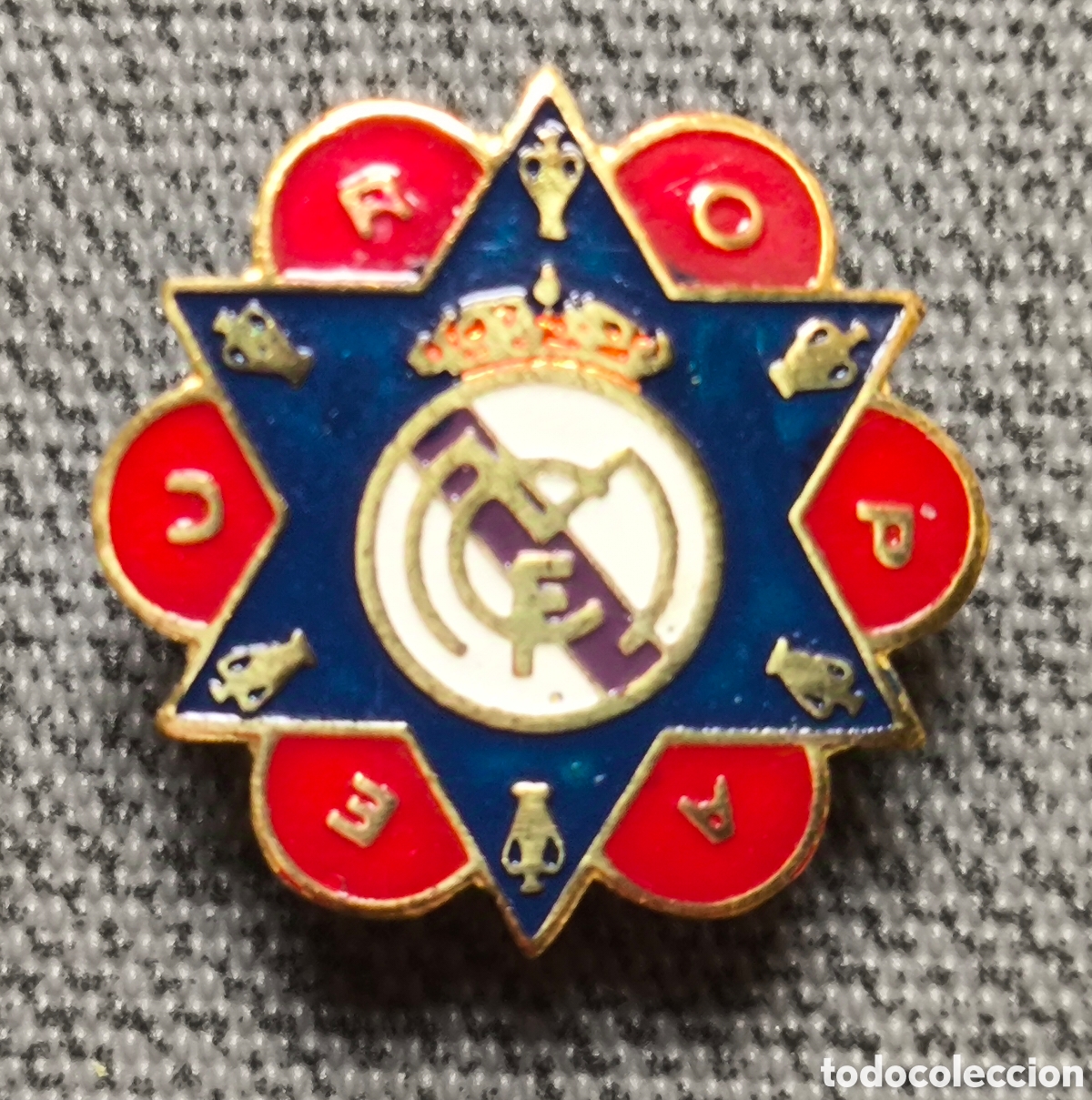 Coleccionismo deportivo: F&Uacute;TBOL REAL MADRID HEXACAMPE&Oacute;N DE EUROPA INSIGNIA ESMALTADA A&Ntilde;O 1966