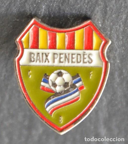 Collectionnisme sportif: PIN F&Uacute;TBOL INSIGNIA BAIX PENED&Egrave;S C.F. (TARRAGONA)