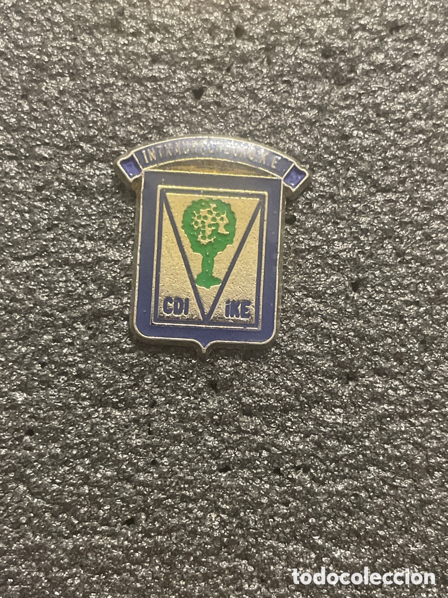 Collectionnisme sportif: Pin 59 C.D. INTXAURRONDO K.E. - Donostia (Guip&uacute;zcoa)
