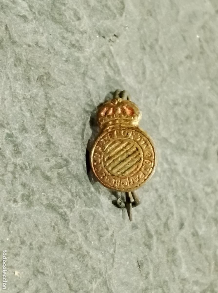 Collectionnisme sportif: Pin escudo antiguo equipo futbol real club deportivo espa&ntilde;ol Barcelona insignia muy rara imperdible