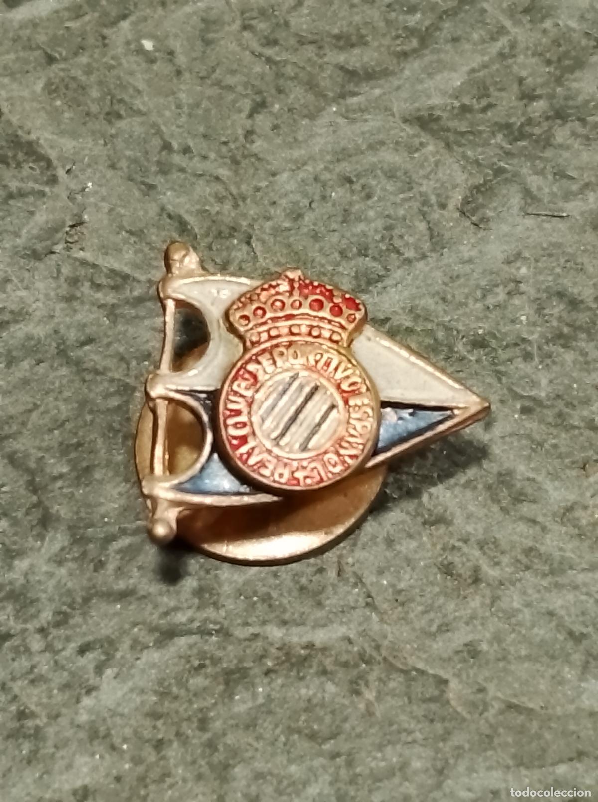 Collectionnisme sportif: Pin antiguo equipo futbol real club deportivo espa&ntilde;ol Barcelona insignia con bandera antigua ojal