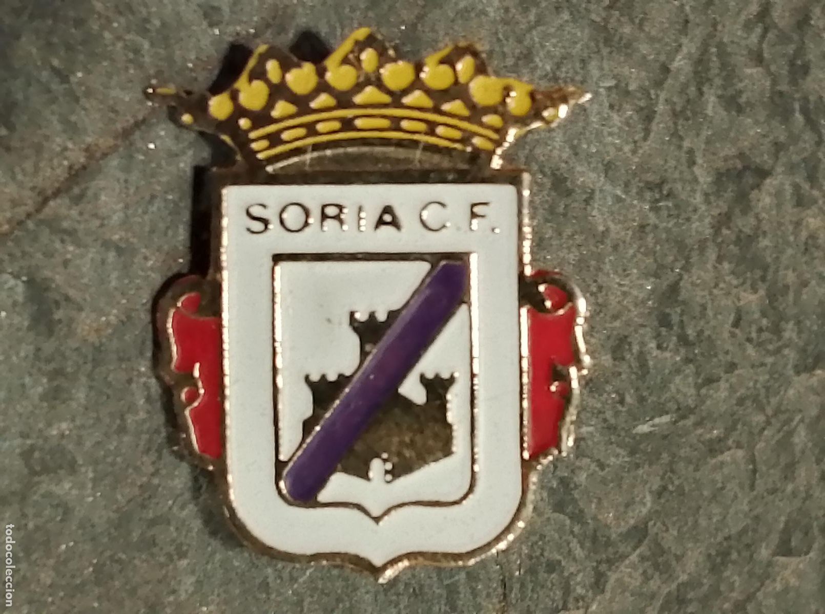 Collectionnisme sportif: Pin antiguo club futbol Soria rara insignia imperdible esmaltada equipo federacion espa&ntilde;ola