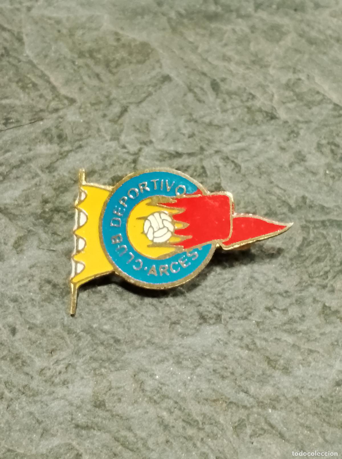 Colecionismo desportivo: Pin antiguo equipo futbol club deportivo arces rara insignia imperdible esmaltada valladolid