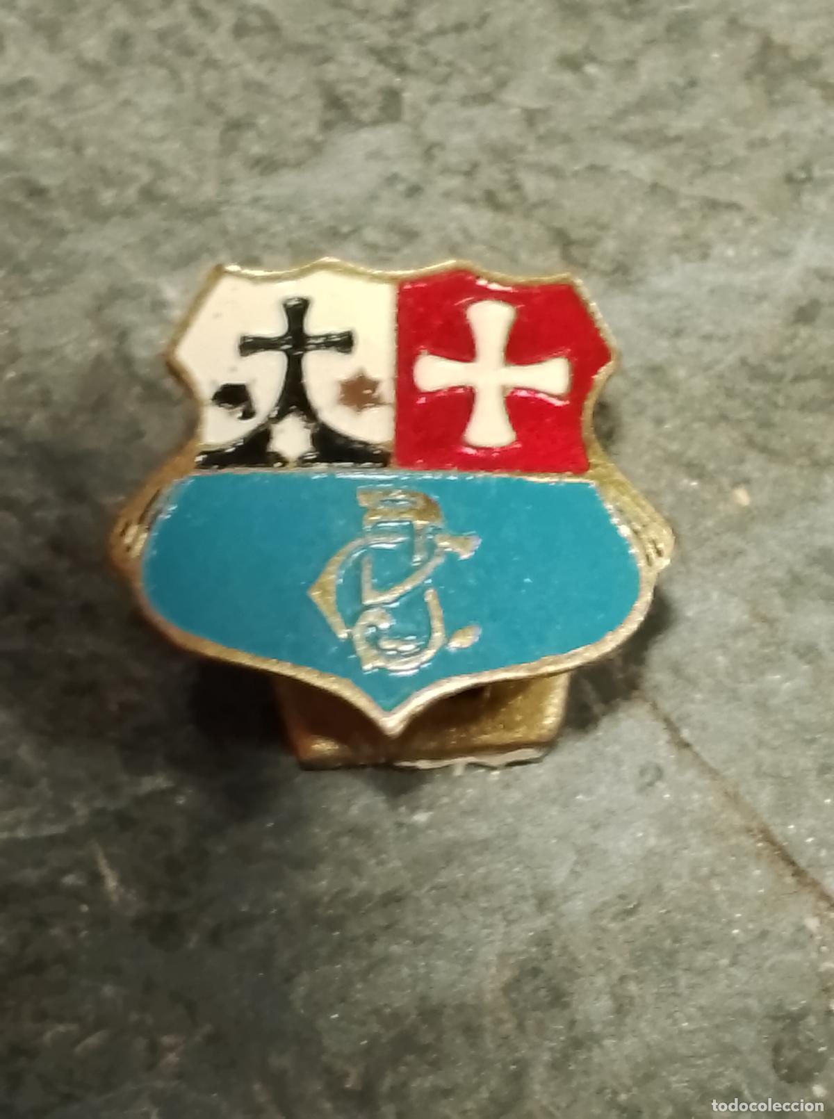 Colecionismo desportivo: Pin antiguo escudo club futbol Carmelo y praga insignia antigua original ojal a&ntilde;os 50 san sebastian