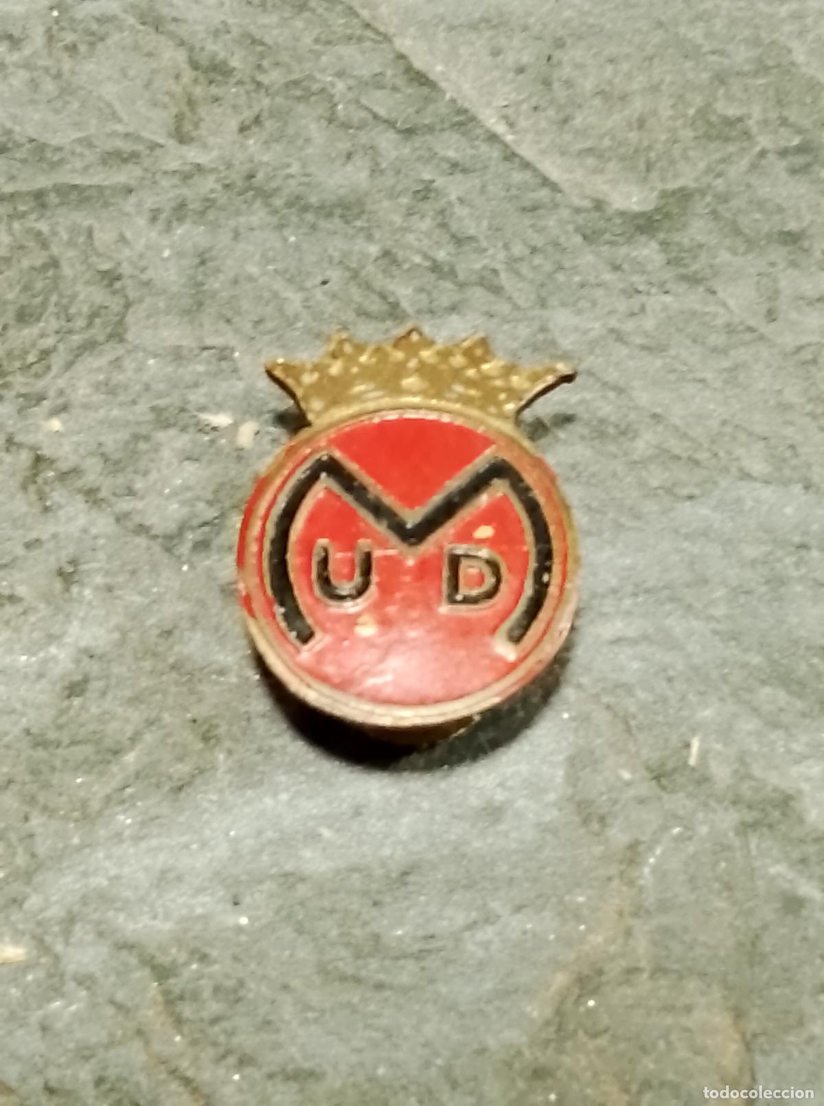 Coleccionismo deportivo: Pin antiguo escudo equipo futbol club uni&oacute;n deportiva montijo insignia antigua ojal boton